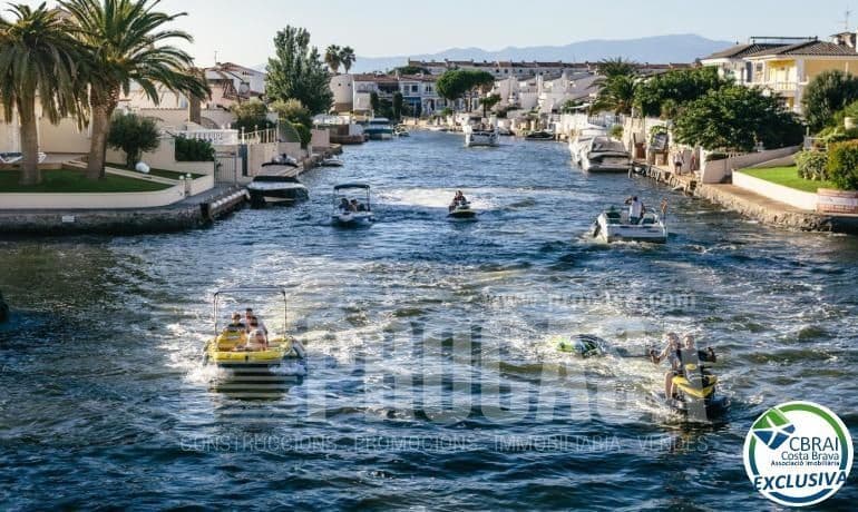 Commercial for sale in Empuriabrava - € 115,000 (Ref: 8321118)