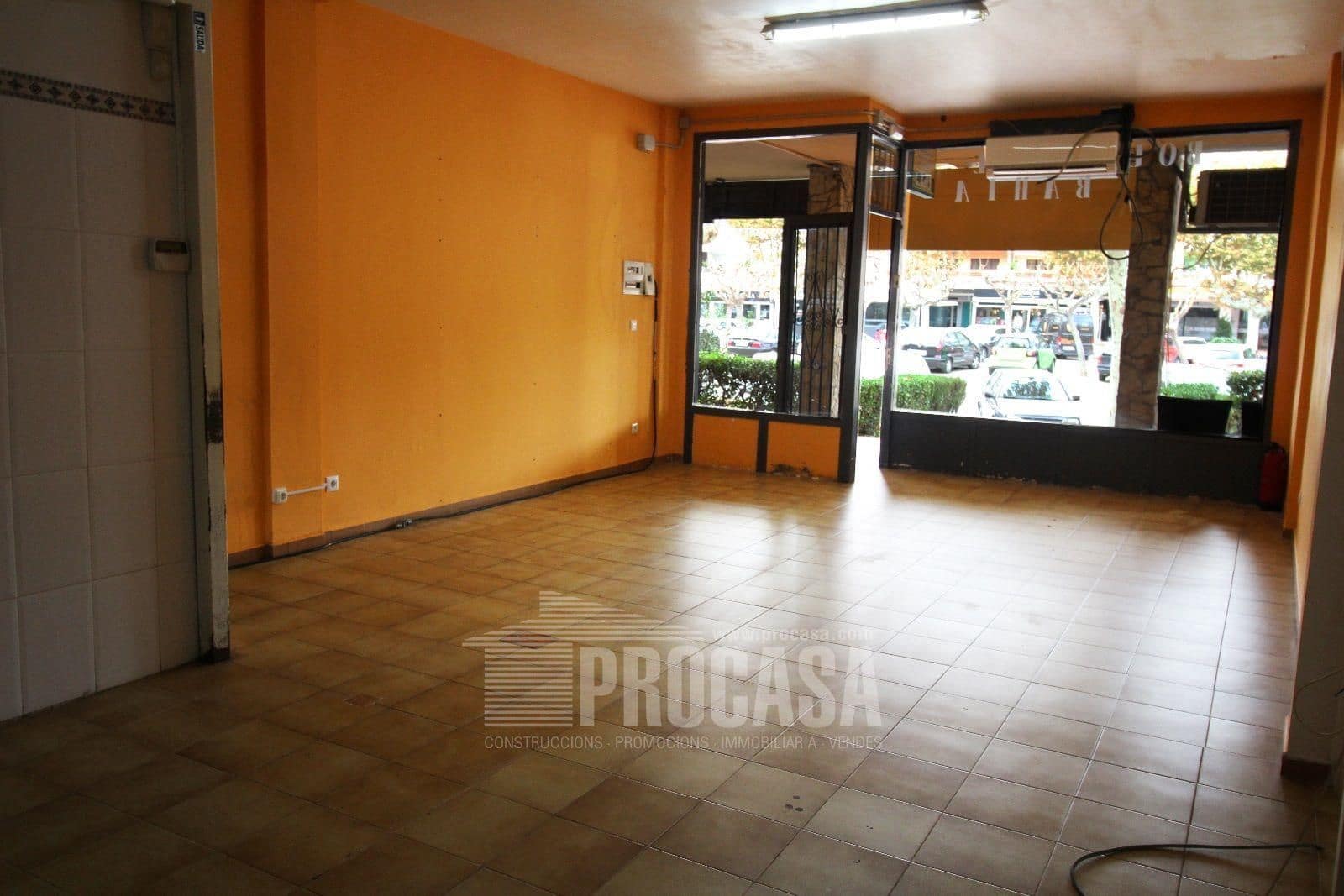 Commercial for sale in Empuriabrava - € 115,000 (Ref: 8321118)