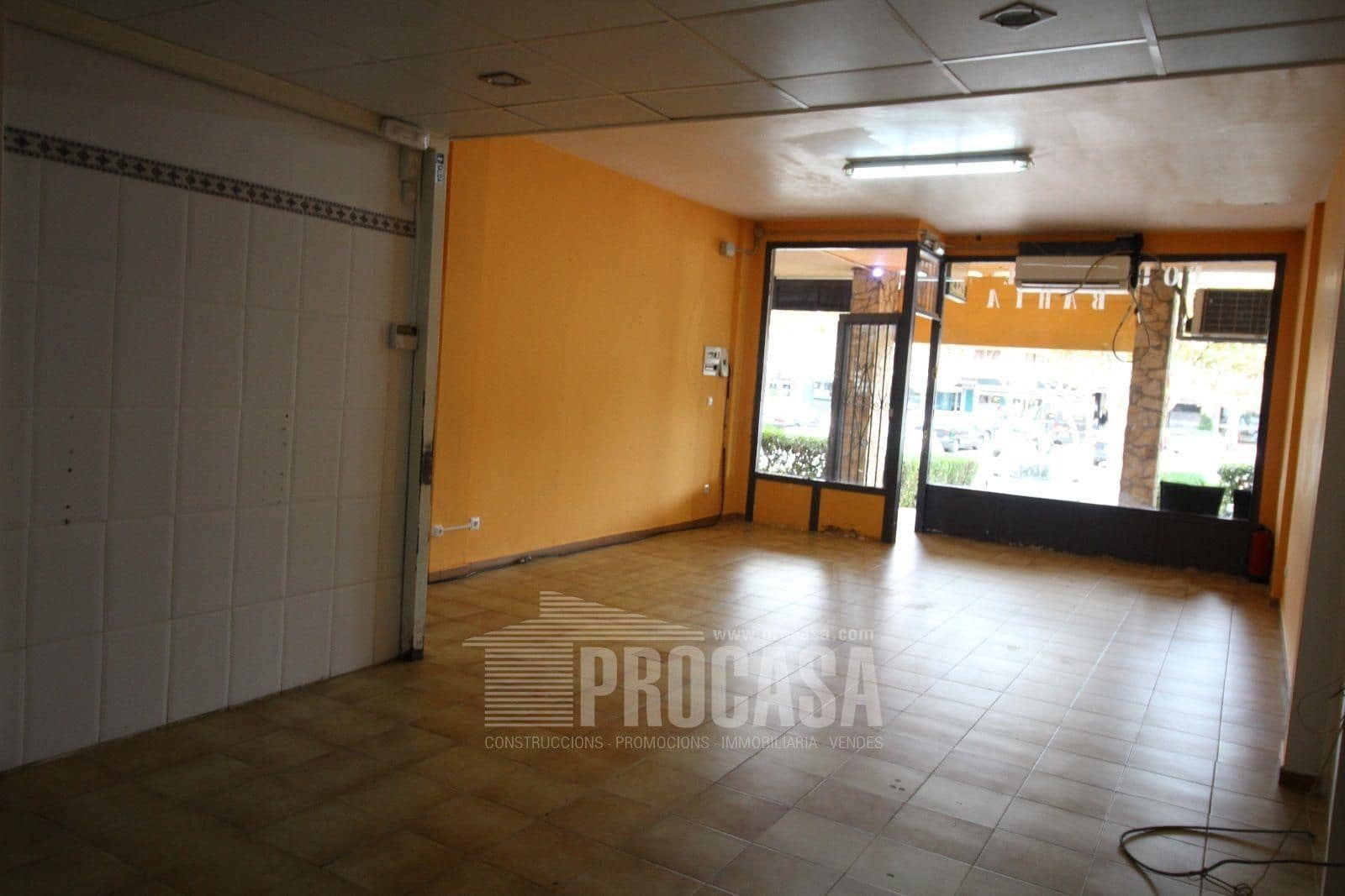 Commercial for sale in Empuriabrava - € 115,000 (Ref: 8321118)