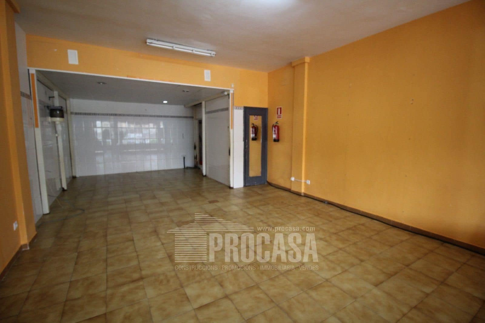 Commercial for sale in Empuriabrava - € 115,000 (Ref: 8321118)