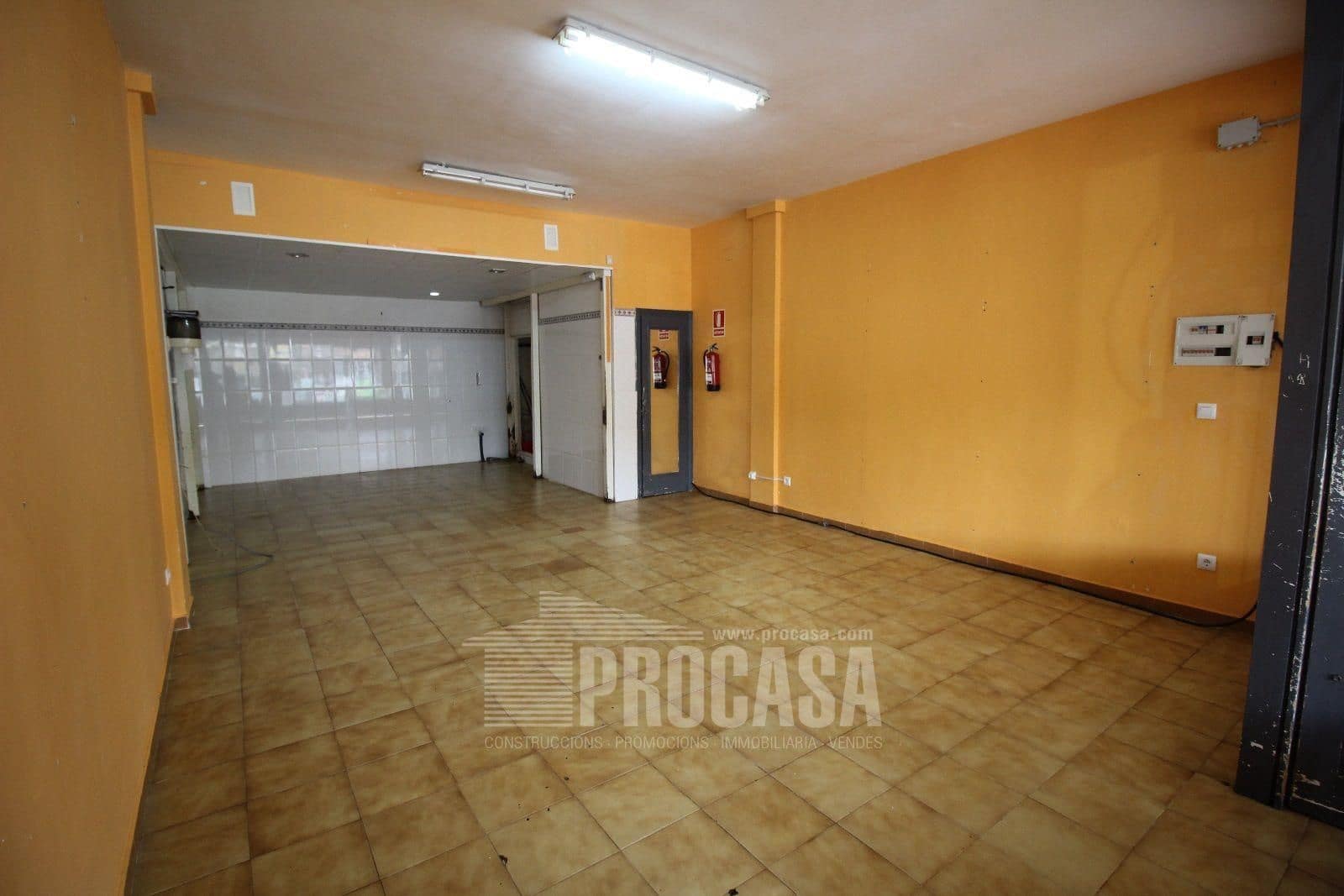 Commercial for sale in Empuriabrava - € 115,000 (Ref: 8321118)