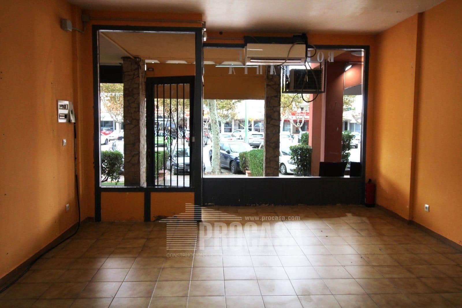 Commercial for sale in Empuriabrava - € 115,000 (Ref: 8321118)