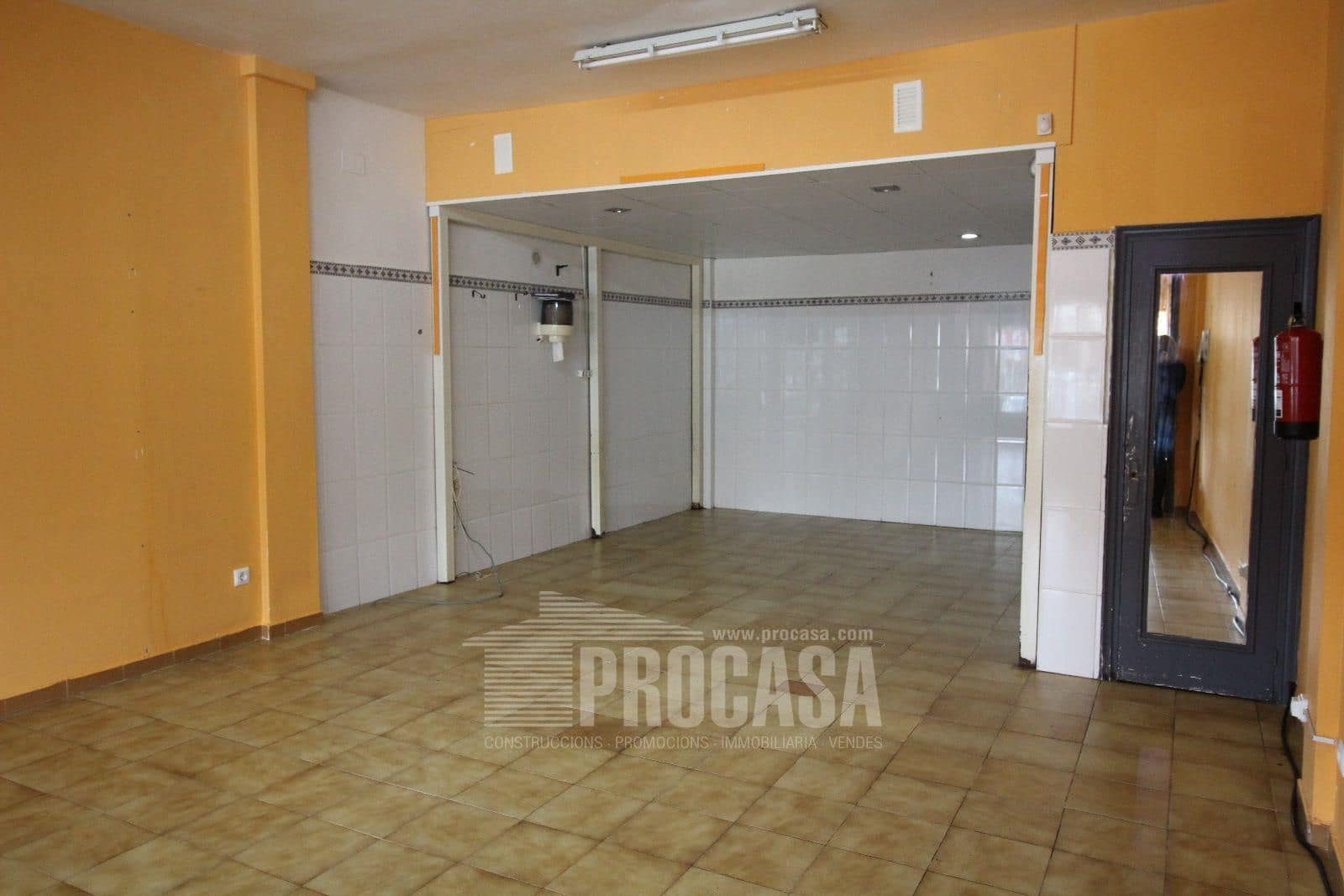 Commercial for sale in Empuriabrava - € 115,000 (Ref: 8321118)