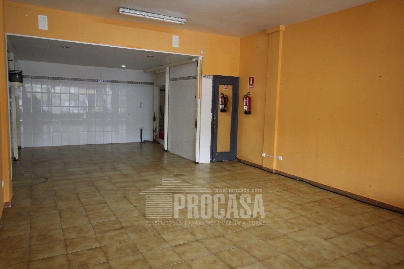 Commercial for sale in Empuriabrava - € 115,000 (Ref: 8321118)