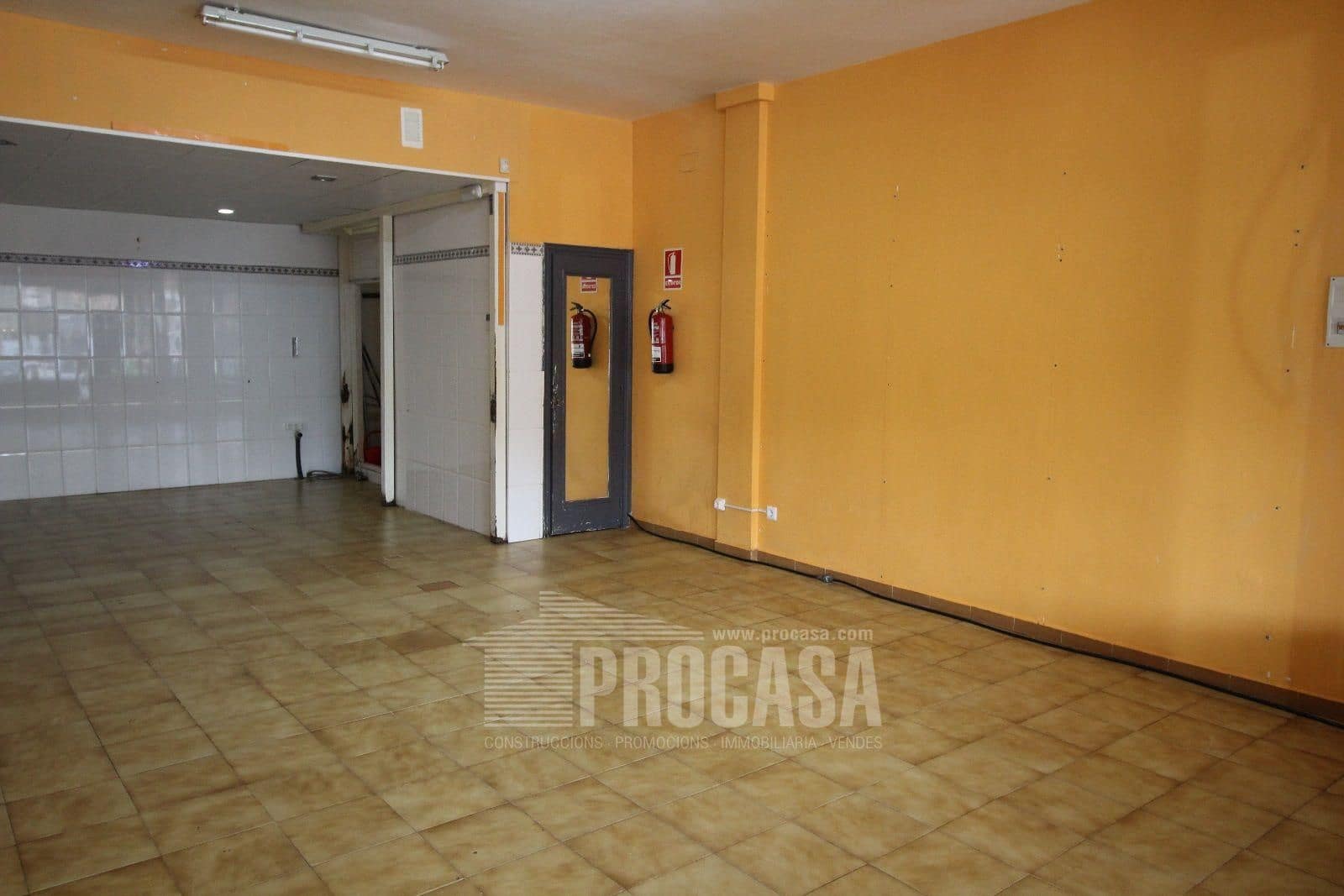 Commercial for sale in Empuriabrava - € 115,000 (Ref: 8321118)