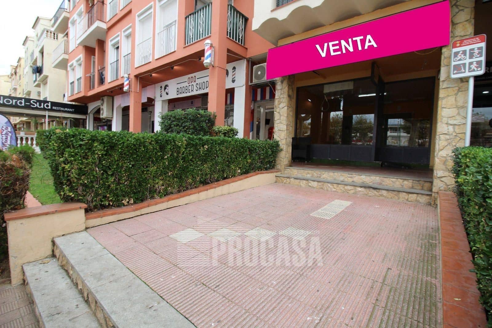 Commercial for sale in Empuriabrava - € 115,000 (Ref: 8321118)
