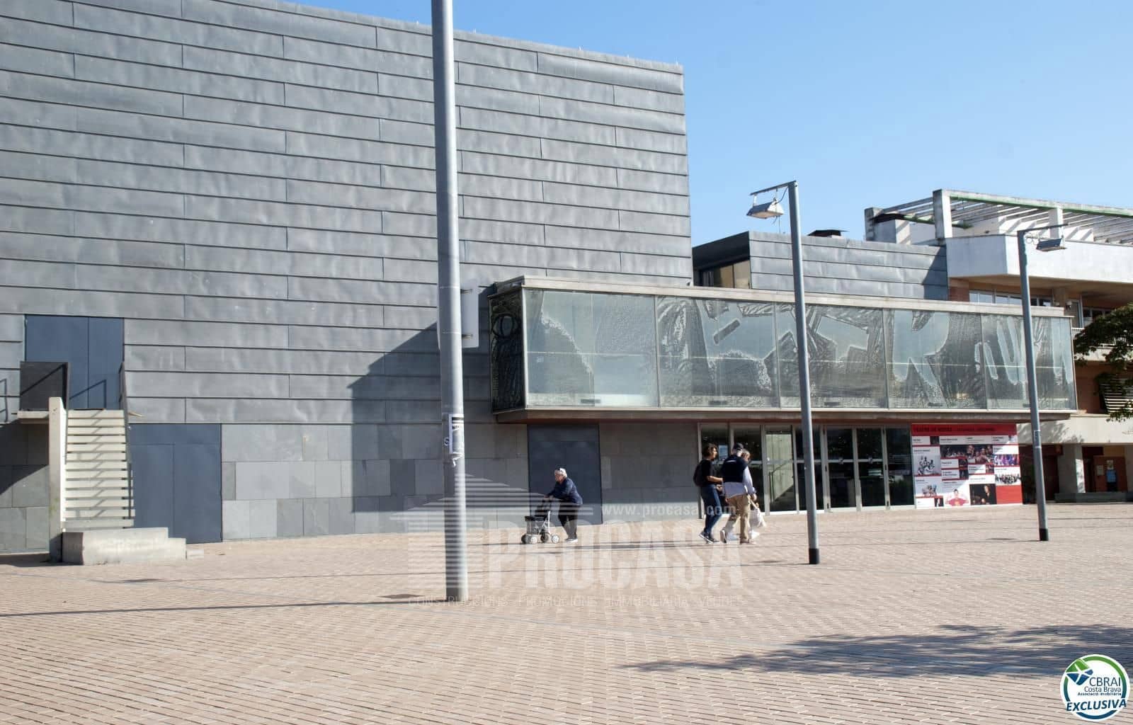 2 slaapkamer Flat te koop in Roses met zwembad garage - € 298.000 (Ref: 8411896)