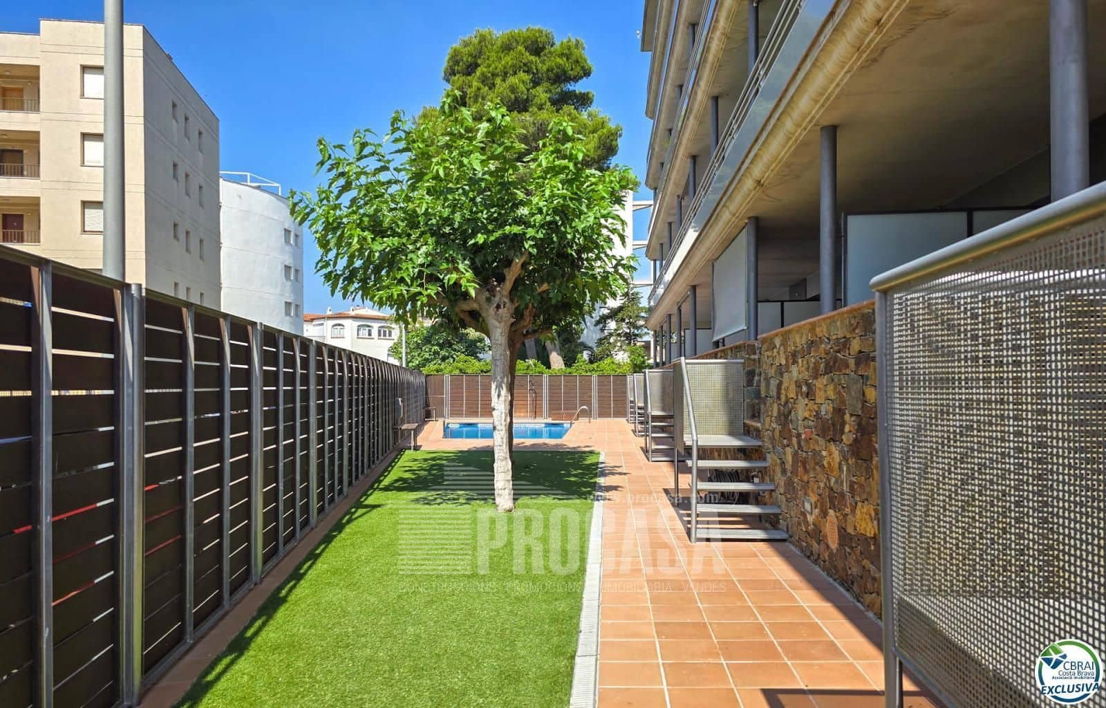 2 slaapkamer Flat te koop in Roses met zwembad garage - € 298.000 (Ref: 8411896)