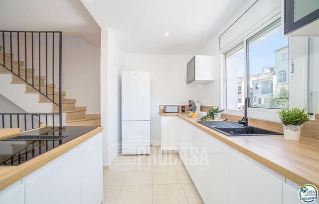 3 chambre Maison de Ville à vendre à Empuriabrava, Castelló d'Empúries avec garage - 595 000 € (Ref: 8435991)