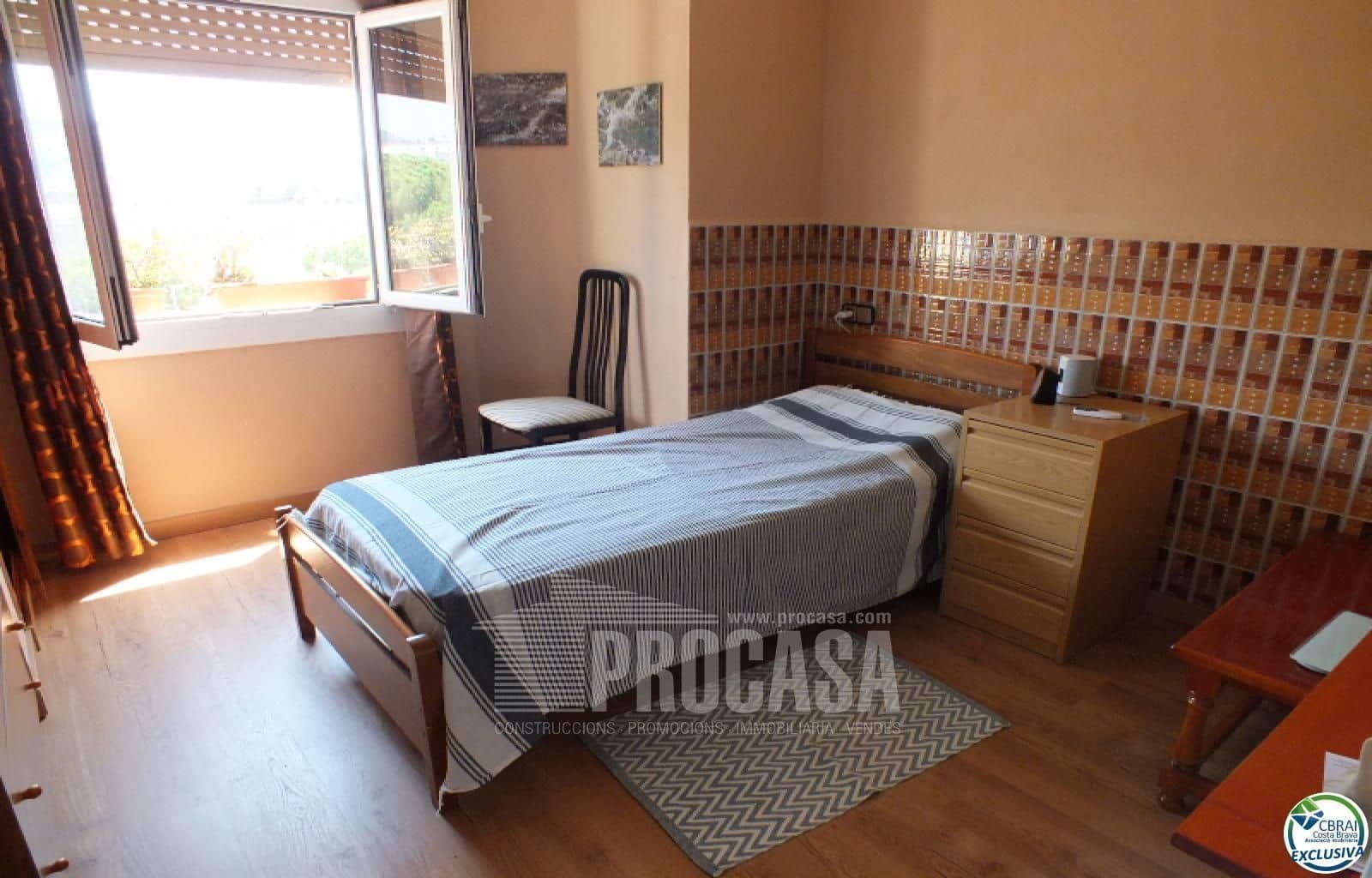 2 bedroom Flat for sale in Roses - € 147,000 (Ref: 8457462)
