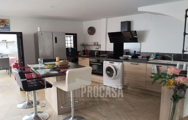 4 bedroom Villa for sale in Empuriabrava, Castelló d'Empúries - € 399,000 (Ref: 8534486)