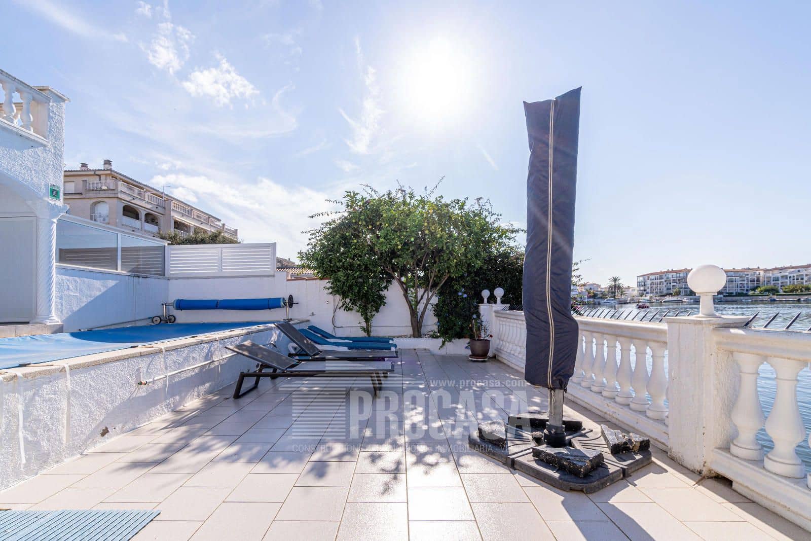 3 sypialnia Willa na sprzedaż w Empuriabrava z basenem garażem - 670 000 € (Ref: 8610088)