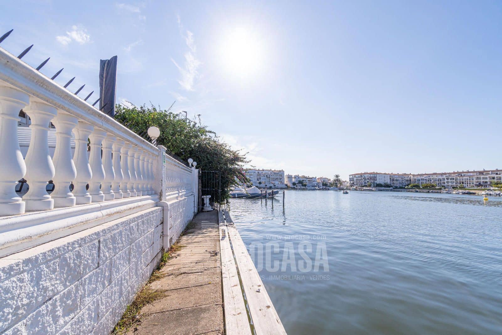 3 sypialnia Willa na sprzedaż w Empuriabrava z basenem garażem - 670 000 € (Ref: 8610088)