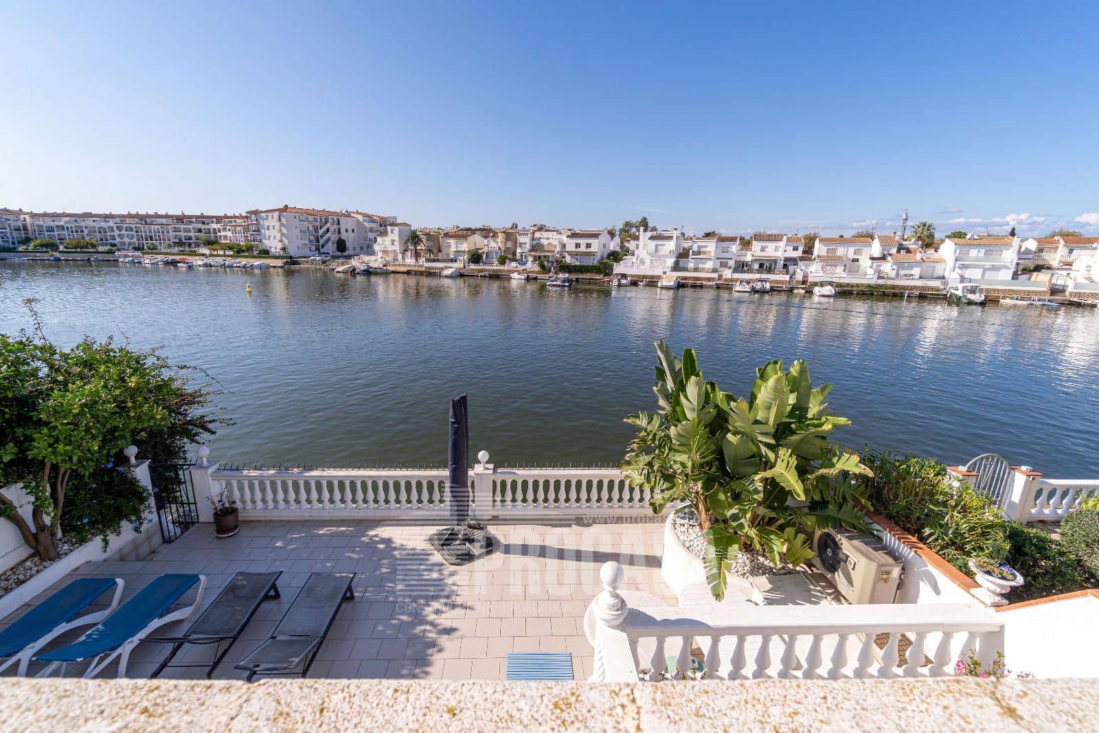 3 sypialnia Willa na sprzedaż w Empuriabrava z basenem garażem - 670 000 € (Ref: 8610088)