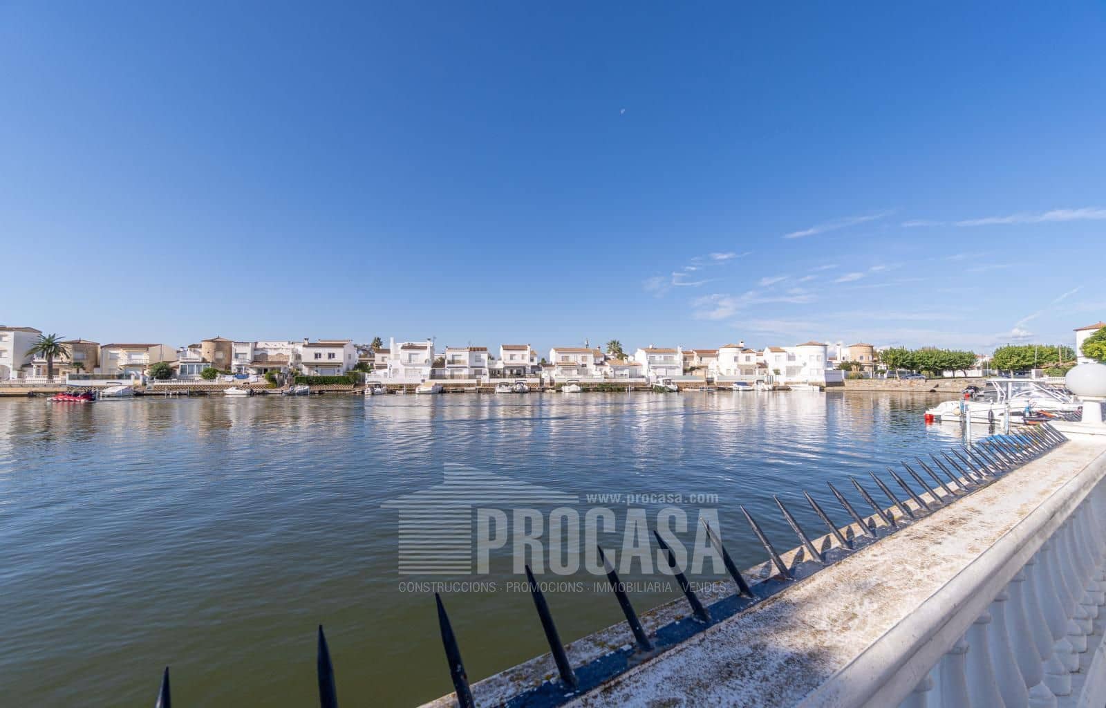 3 sypialnia Willa na sprzedaż w Empuriabrava z basenem garażem - 670 000 € (Ref: 8610088)