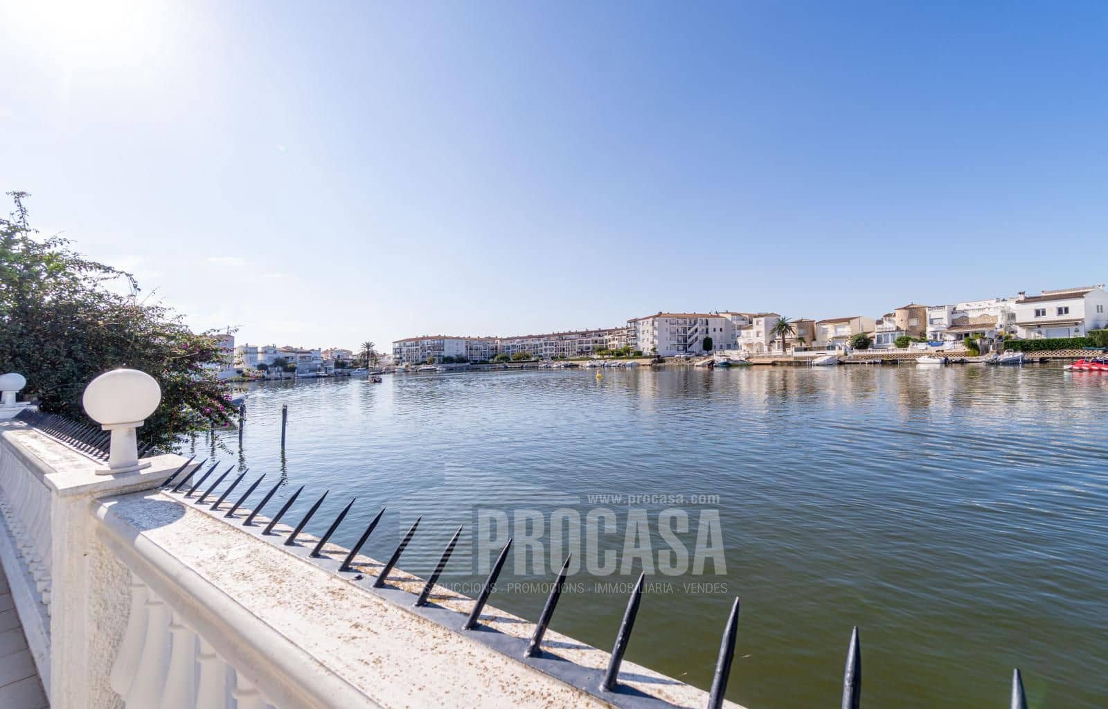 3 sypialnia Willa na sprzedaż w Empuriabrava z basenem garażem - 670 000 € (Ref: 8610088)