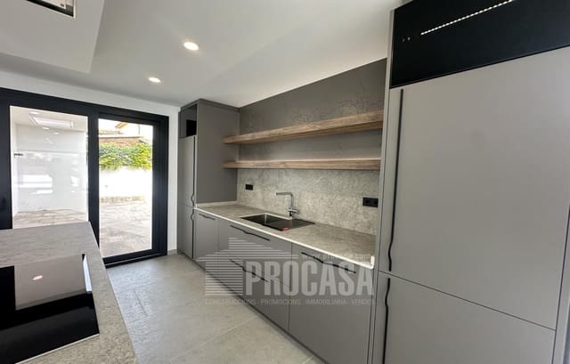 4 sypialnia Willa na sprzedaż w Empuriabrava, Castelló d'Empúries z basenem - 795 000 € (Ref: 8616447)