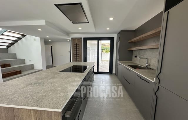 4 sypialnia Willa na sprzedaż w Empuriabrava, Castelló d'Empúries z basenem - 795 000 € (Ref: 8616447)