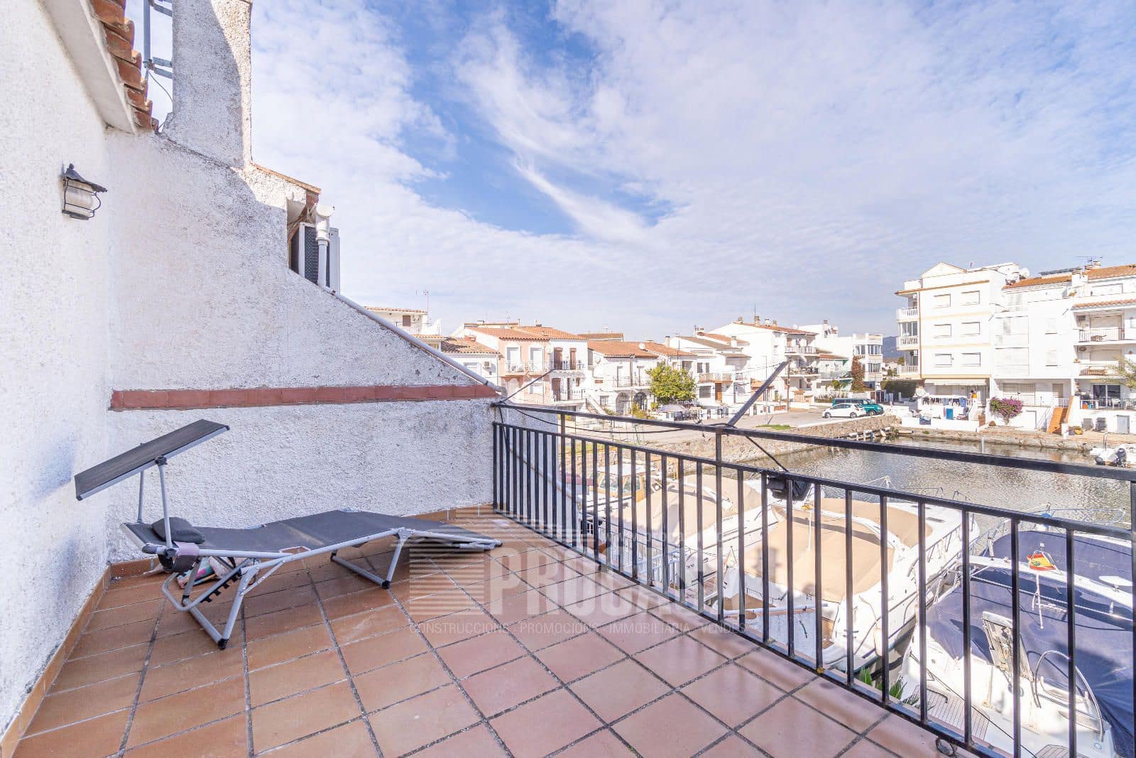 3 soveværelse Byhus til salg i Empuriabrava med garage - € 395.000 (Ref: 8766125)