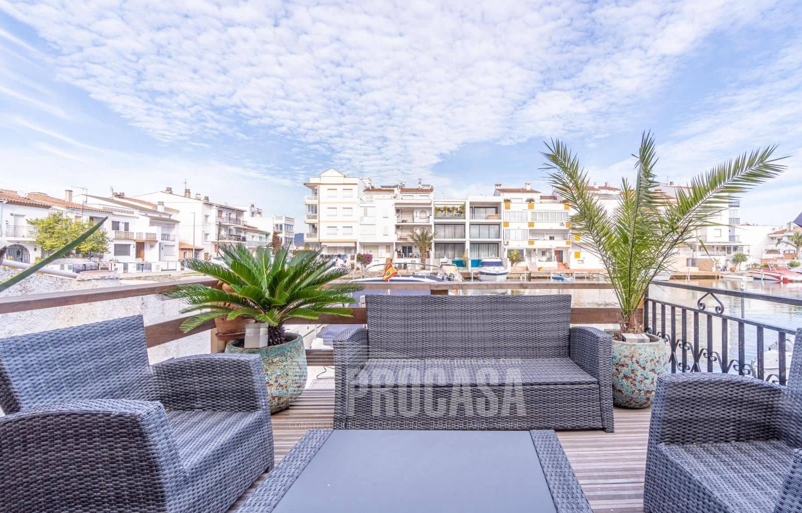 3 soveværelse Byhus til salg i Empuriabrava med garage - € 395.000 (Ref: 8766125)