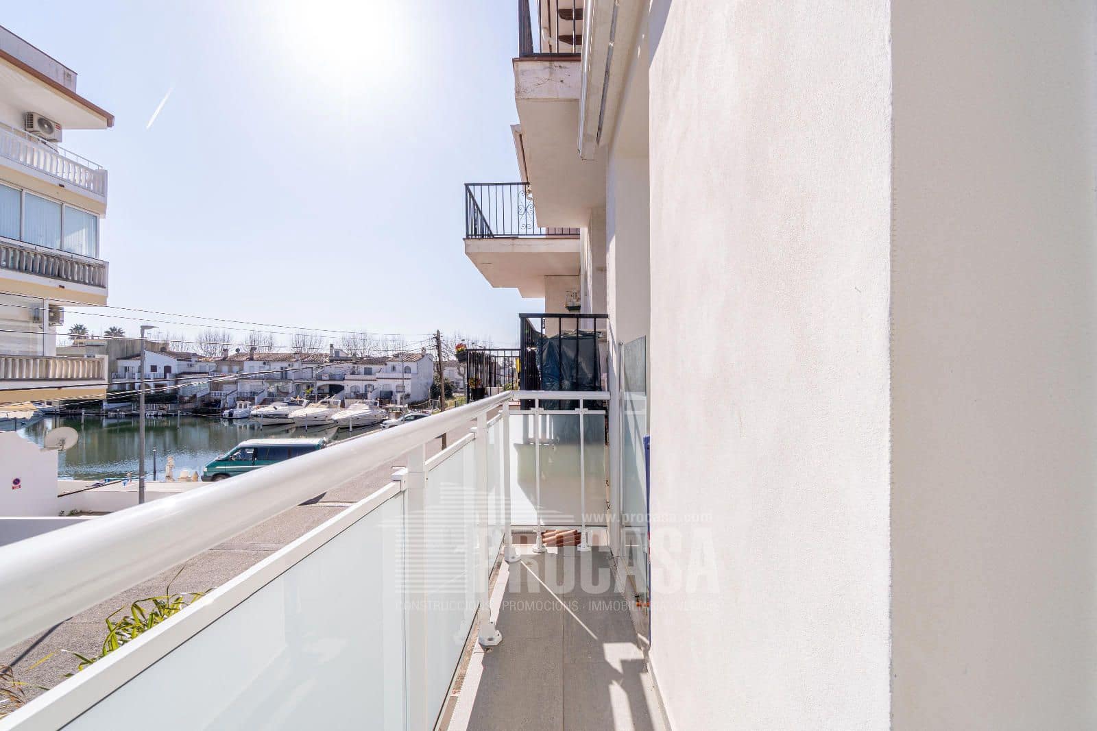 3 soveværelse Byhus til salg i Empuriabrava med garage - € 549.000 (Ref: 8823058)