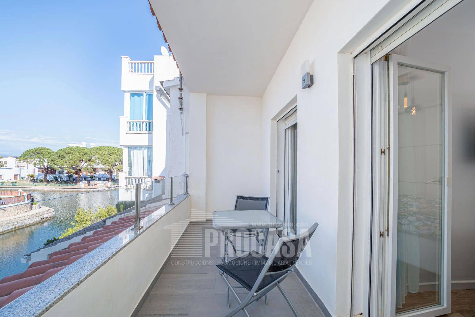 3 soveværelse Byhus til salg i Empuriabrava med garage - € 549.000 (Ref: 8823058)