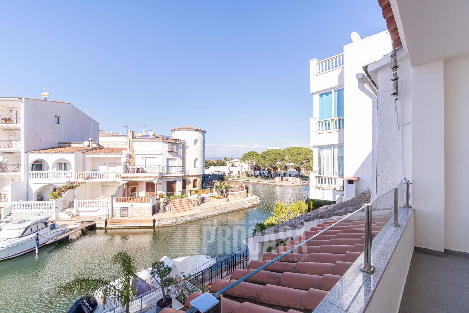 3 soveværelse Byhus til salg i Empuriabrava med garage - € 549.000 (Ref: 8823058)