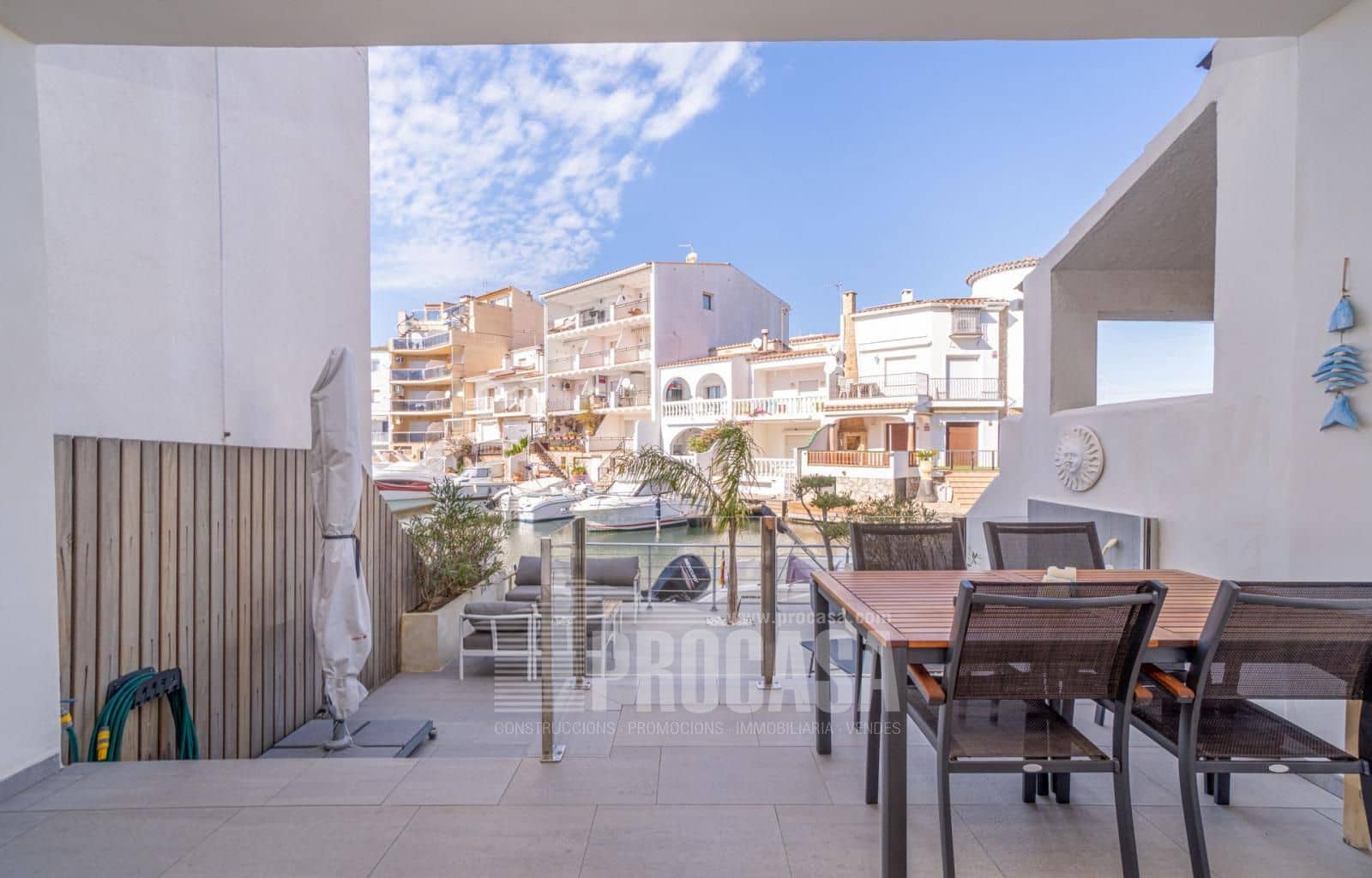3 soveværelse Byhus til salg i Empuriabrava med garage - € 549.000 (Ref: 8823058)