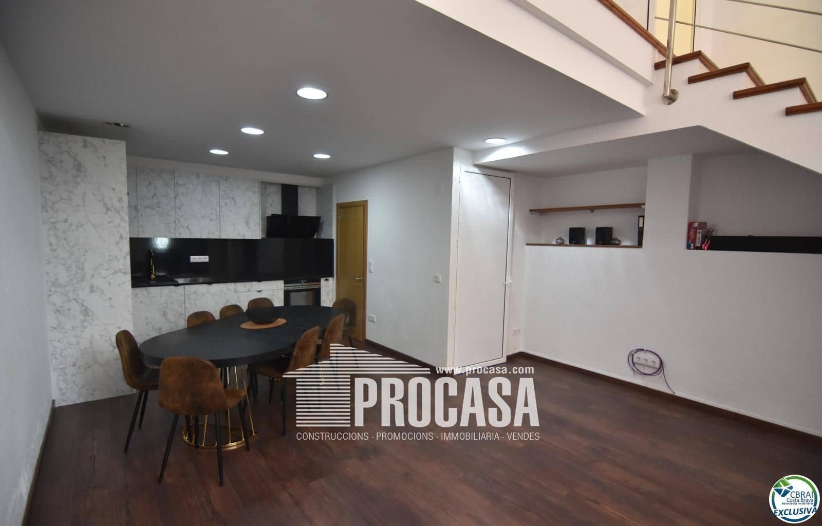 Comercial para venda em Empuriabrava com garagem - 145 000 € (Ref: 8880427)