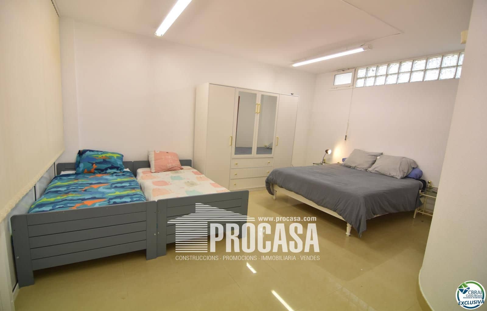 Comercial para venda em Empuriabrava com garagem - 145 000 € (Ref: 8880427)