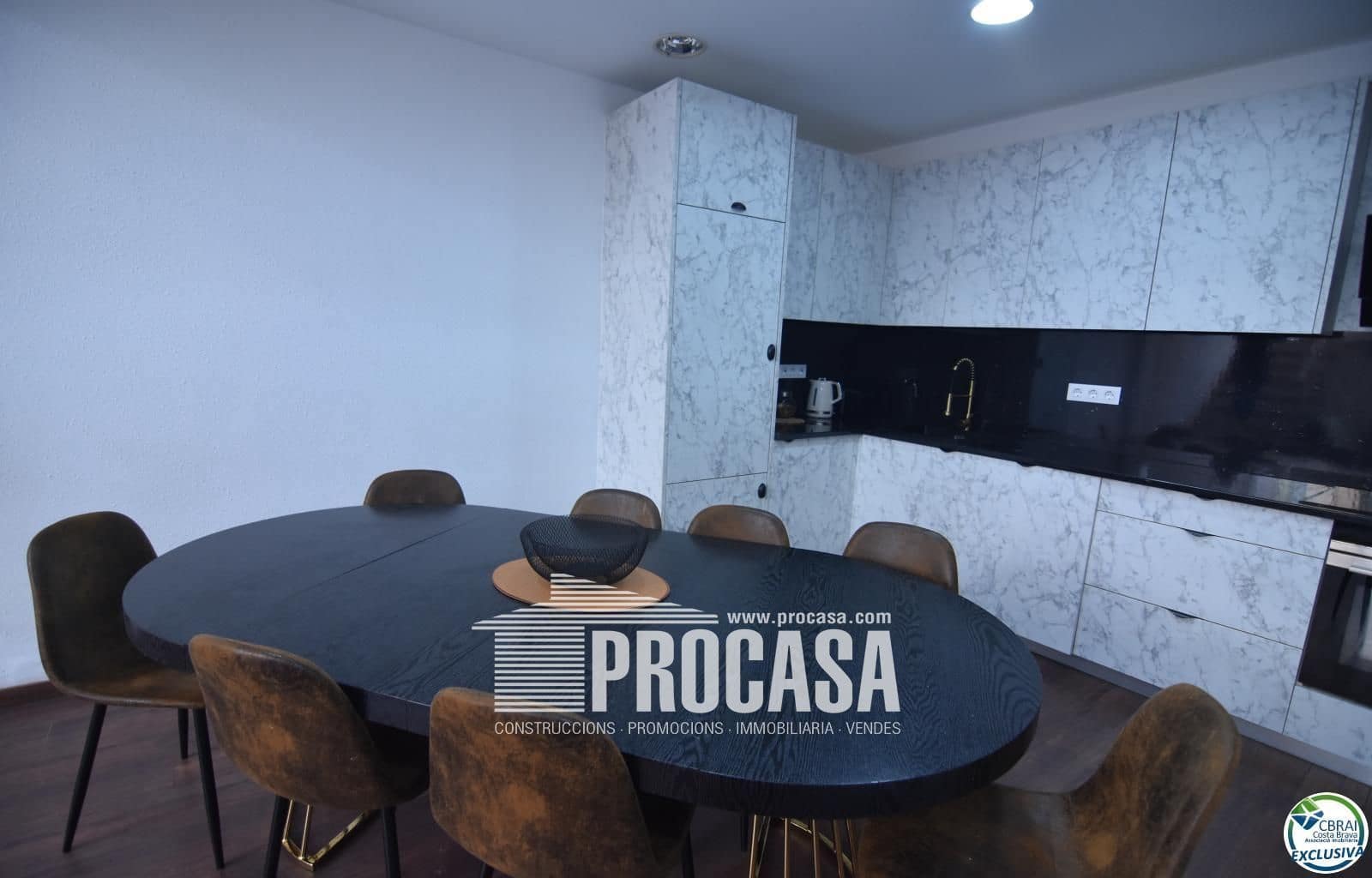 Comercial para venda em Empuriabrava com garagem - 145 000 € (Ref: 8880427)