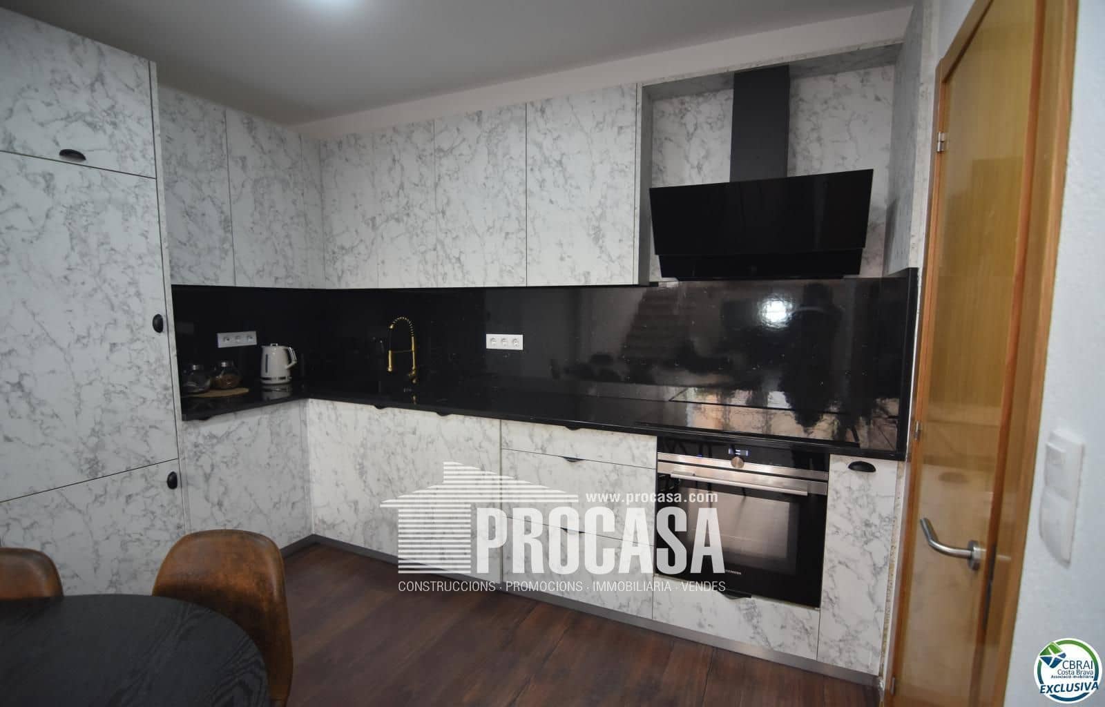 Comercial para venda em Empuriabrava com garagem - 145 000 € (Ref: 8880427)