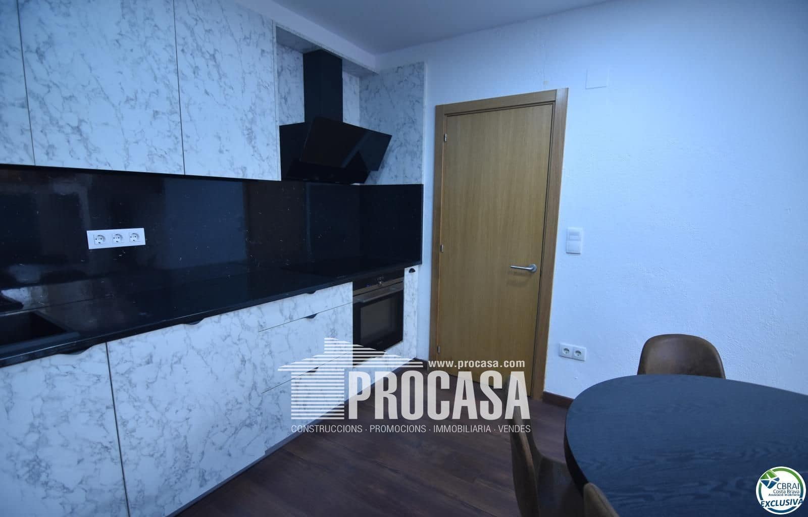 Comercial para venda em Empuriabrava com garagem - 145 000 € (Ref: 8880427)