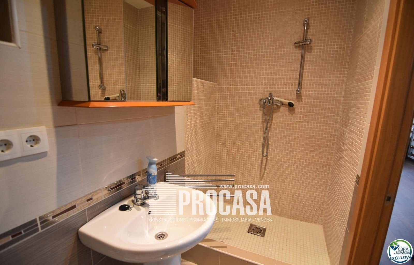 Comercial para venda em Empuriabrava com garagem - 145 000 € (Ref: 8880427)