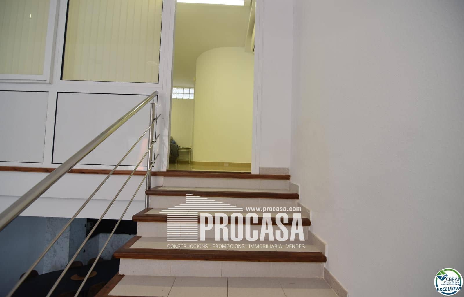 Comercial para venda em Empuriabrava com garagem - 145 000 € (Ref: 8880427)