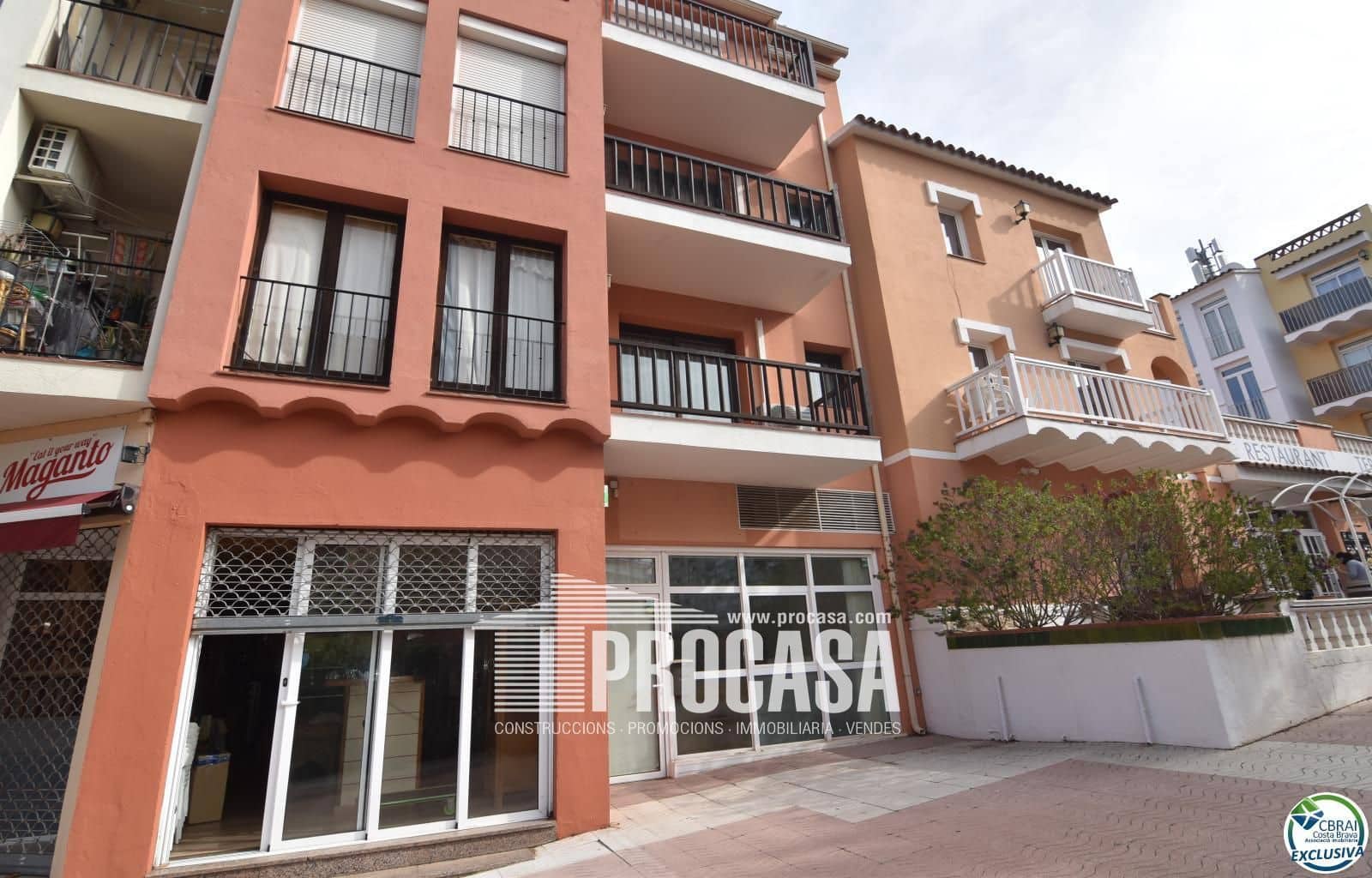 Comercial para venda em Empuriabrava com garagem - 145 000 € (Ref: 8880427)