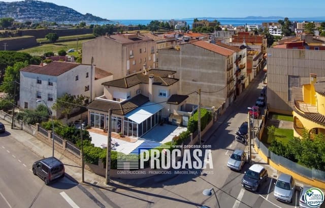 4 sypialnia Willa na sprzedaż w Roses z basenem garażem - 598 000 € (Ref: 8884734)