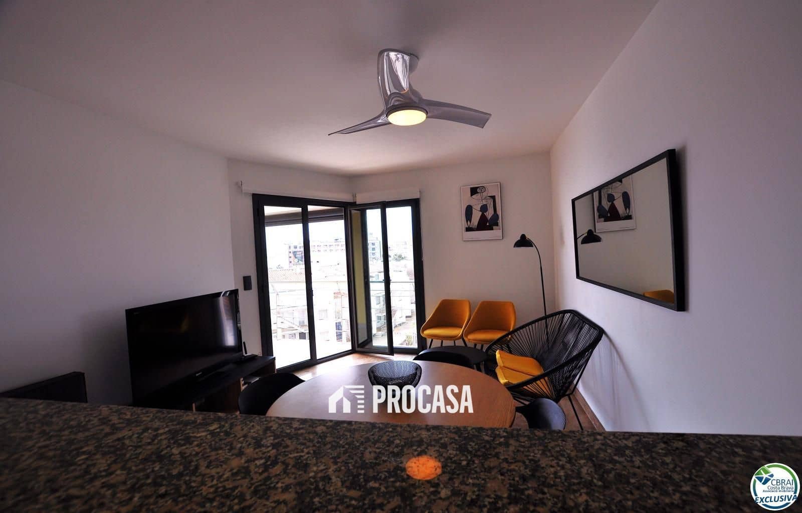 2 soverom Leilighet til salgs i Roses med svømmebasseng garasje - € 570 000 (Ref: 8903924)