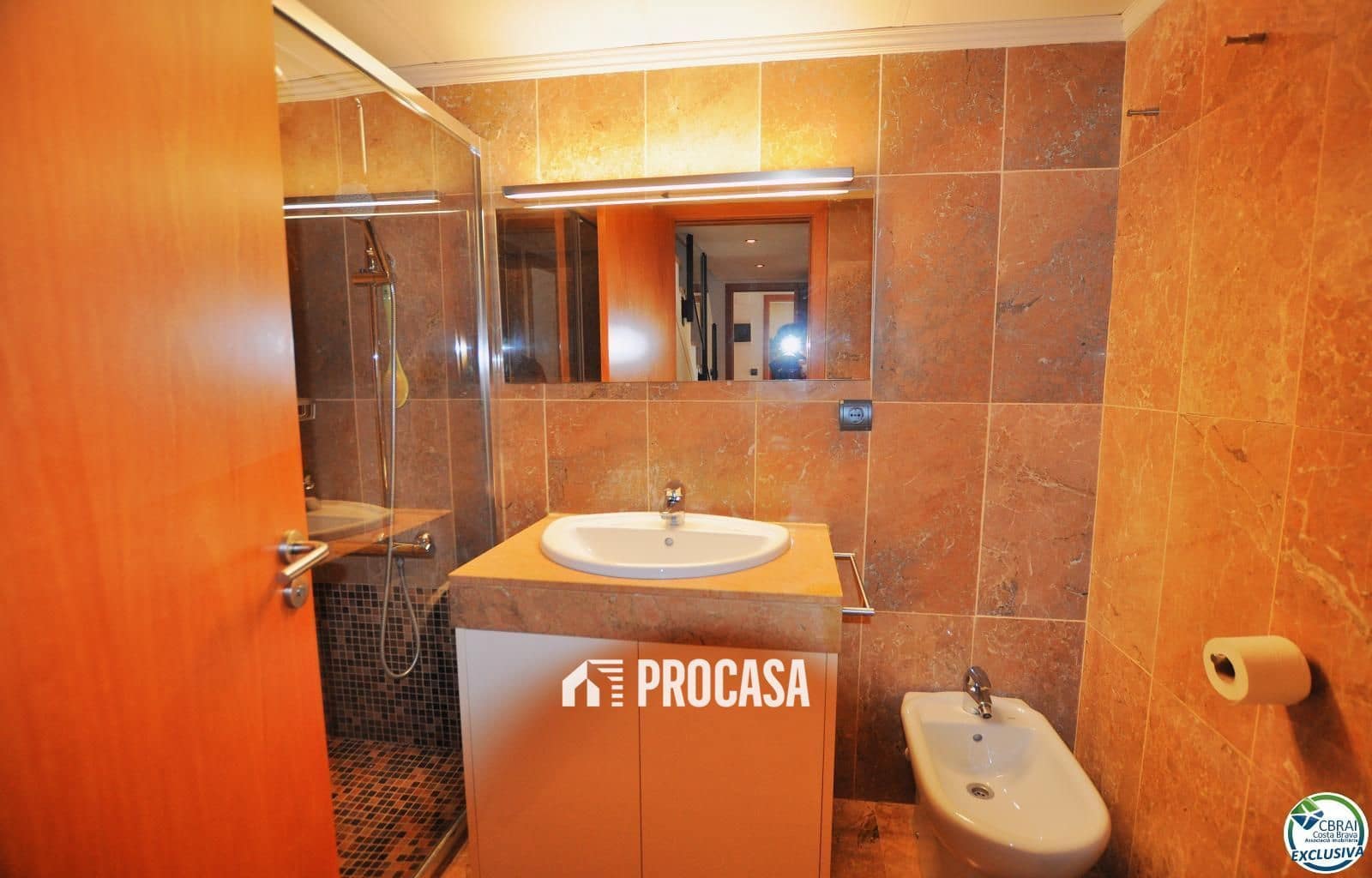 2 soverom Leilighet til salgs i Roses med svømmebasseng garasje - € 570 000 (Ref: 8903924)