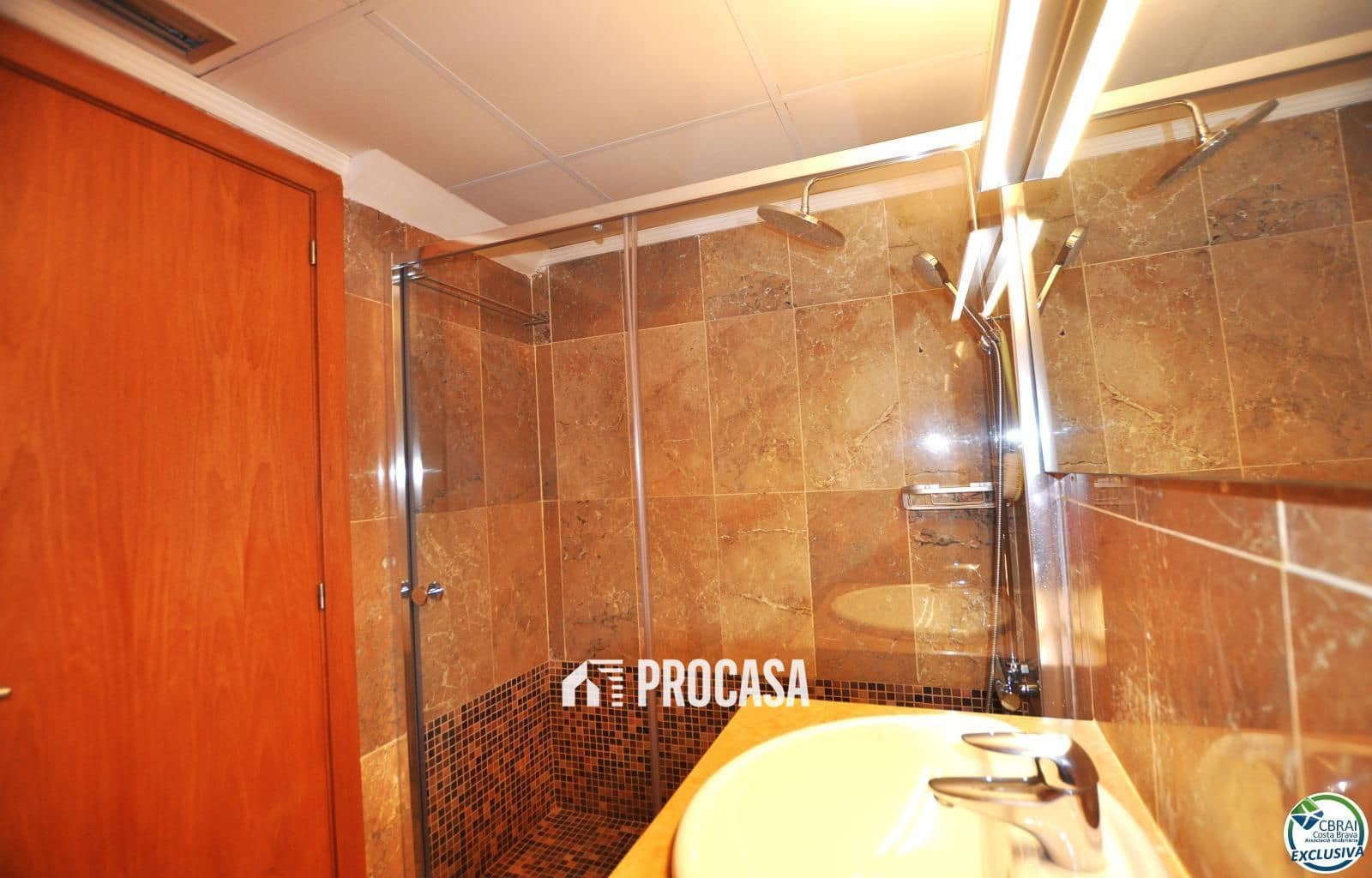 2 soverom Leilighet til salgs i Roses med svømmebasseng garasje - € 570 000 (Ref: 8903924)