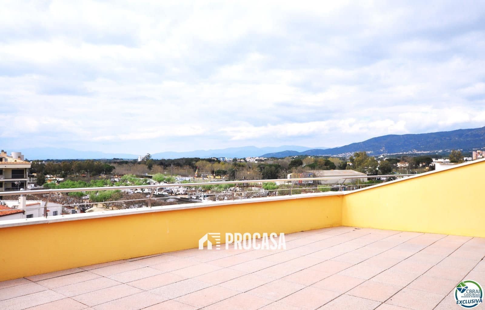 2 soverom Leilighet til salgs i Roses med svømmebasseng garasje - € 570 000 (Ref: 8903924)