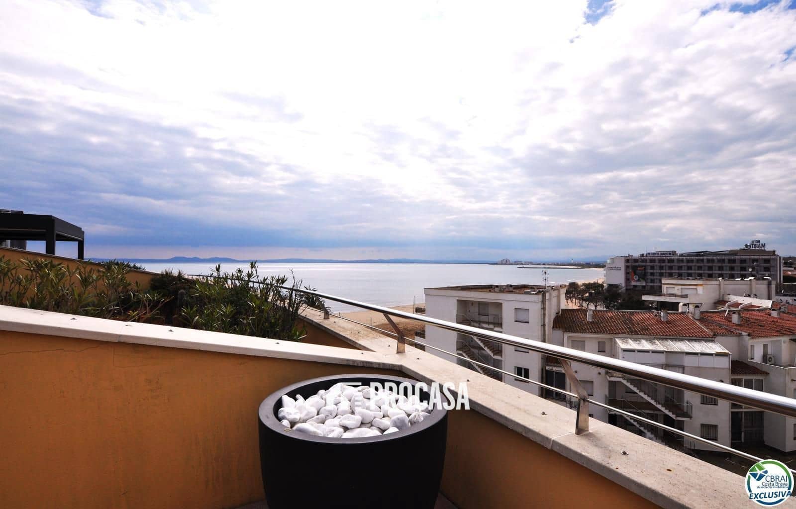 2 soverom Leilighet til salgs i Roses med svømmebasseng garasje - € 570 000 (Ref: 8903924)