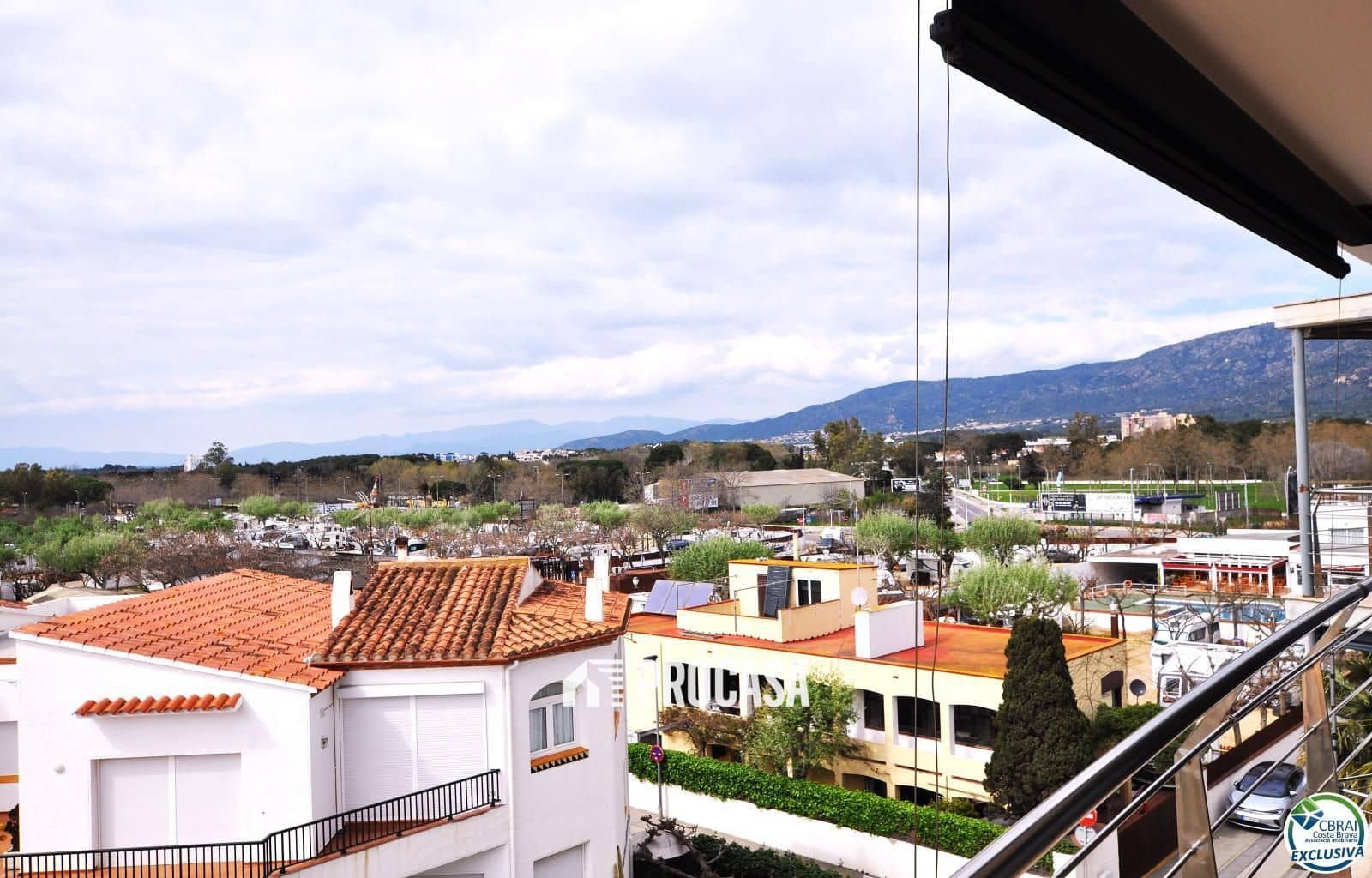 2 soverom Leilighet til salgs i Roses med svømmebasseng garasje - € 570 000 (Ref: 8903924)