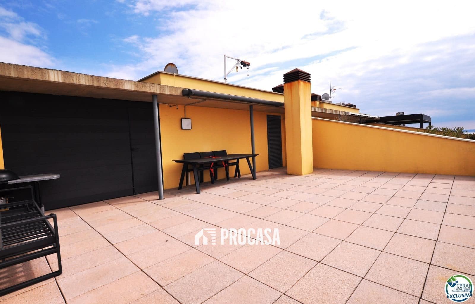 2 soverom Leilighet til salgs i Roses med svømmebasseng garasje - € 570 000 (Ref: 8903924)