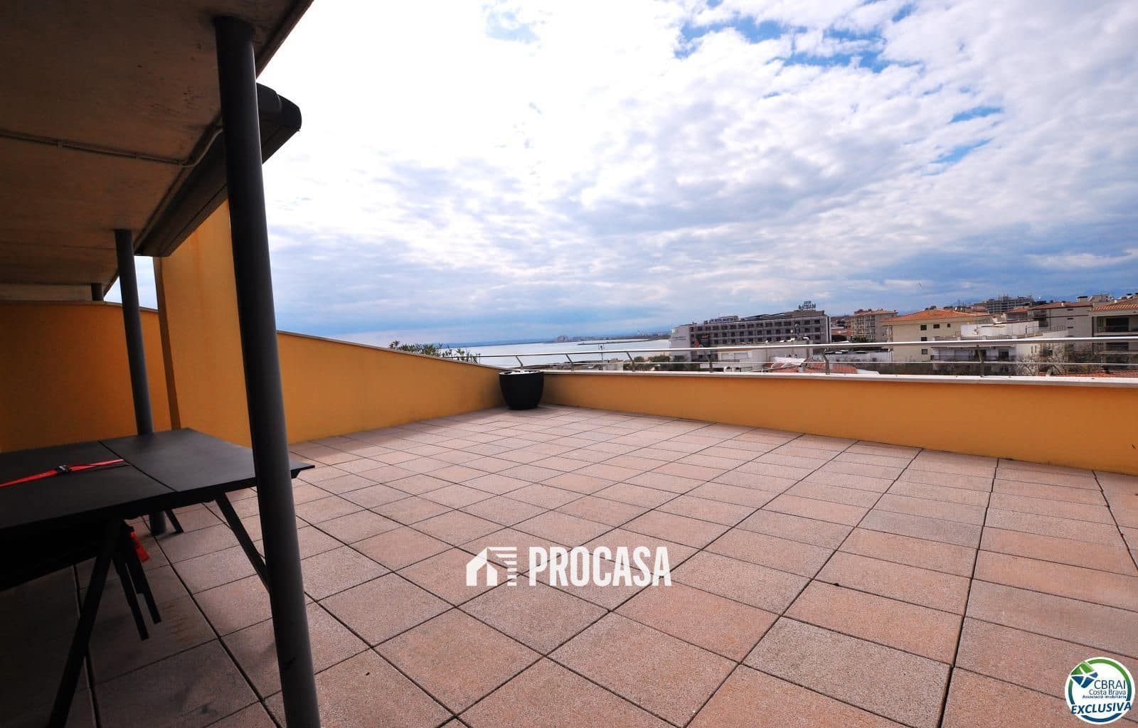 2 soverom Leilighet til salgs i Roses med svømmebasseng garasje - € 570 000 (Ref: 8903924)