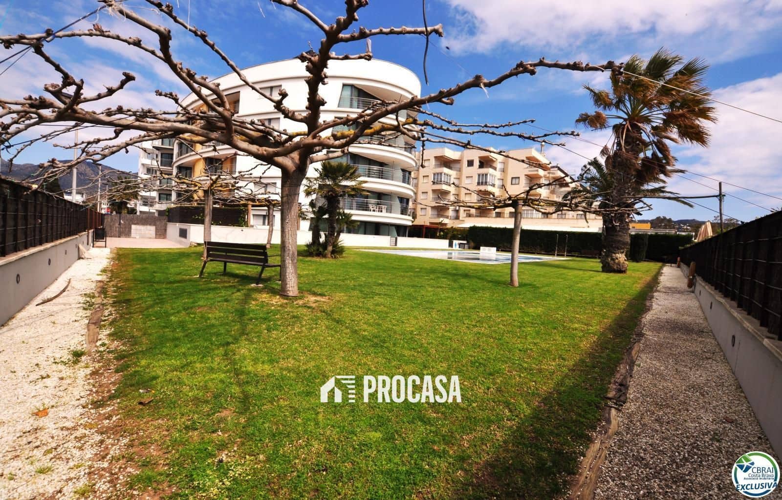 2 soverom Leilighet til salgs i Roses med svømmebasseng garasje - € 570 000 (Ref: 8903924)