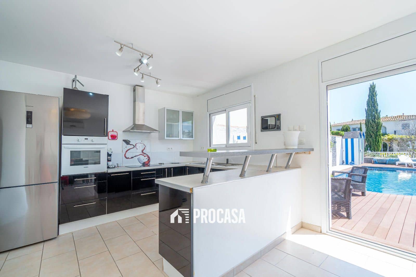 4 sypialnia Willa na sprzedaż w Empuriabrava z basenem garażem - 995 000 € (Ref: 8951013)