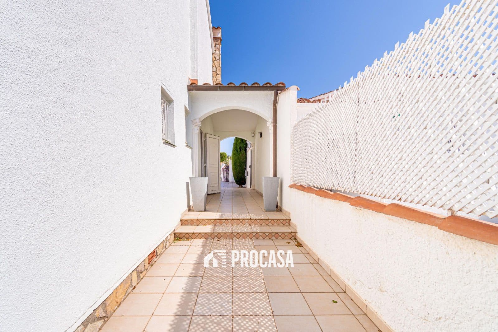 6 slaapkamer Villa te koop in Empuriabrava met zwembad garage - € 1.195.000 (Ref: 8960678)