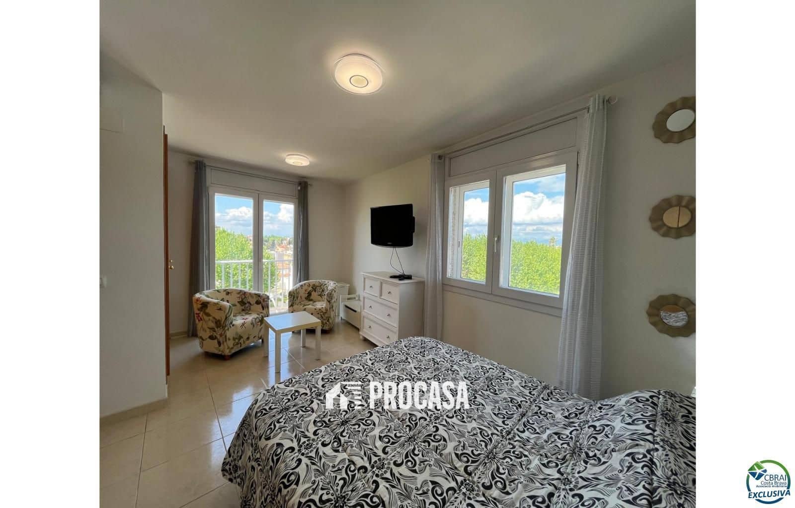 2 bedroom Flat for sale in Empuriabrava with garage - € 219,000 (Ref: 8966983)