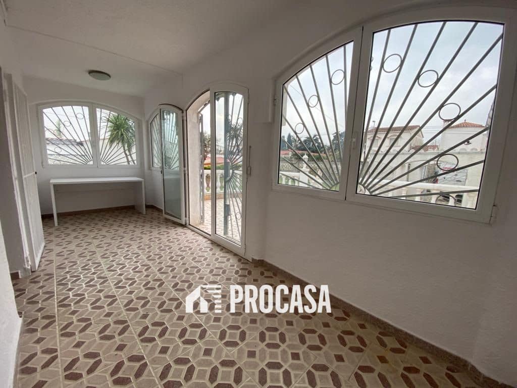 3 sovrum Villa till salu i Empuriabrava med pool - 1 490 000 € (Ref: 8969854)